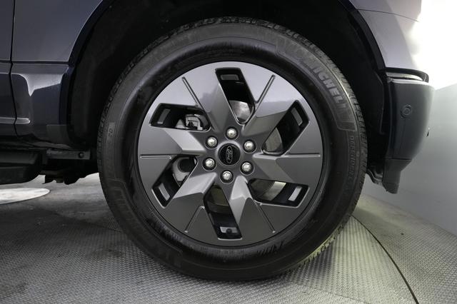 2022 Ford F-150 Lightning — photo 9 of 16