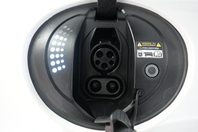 2023 Genesis GV60 — photo 8 of 24