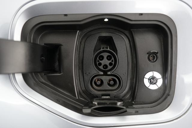 2022 Ford F-150 Lightning — photo 8 of 15