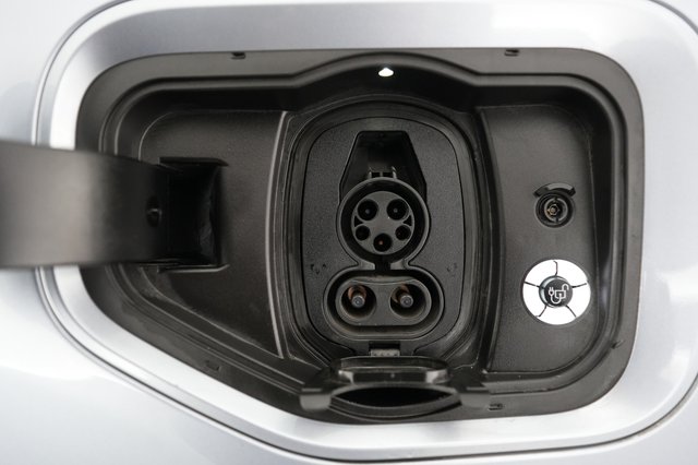 2022 Ford F-150 Lightning — photo 8 of 15