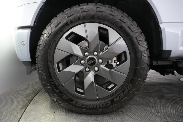 2022 Ford F-150 Lightning — photo 10 of 15