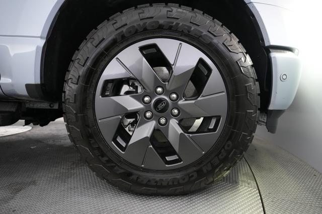 2022 Ford F-150 Lightning — photo 9 of 15