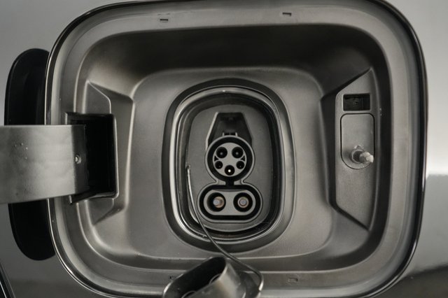 2024 Chevrolet Silverado EV — photo 8 of 14