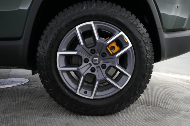 2023 Rivian R1S — photo 7 of 21