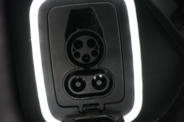 2023 Rivian R1S — photo 8 of 21