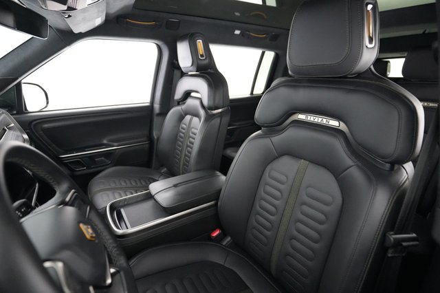 2023 Rivian R1S — photo 18 of 21