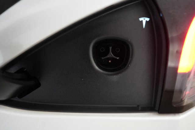2023 Tesla Model S — photo 8 of 21