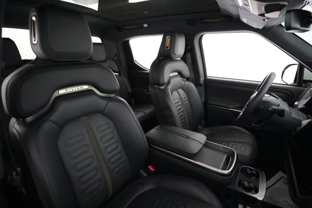 2023 Rivian R1T — photo 18 of 24