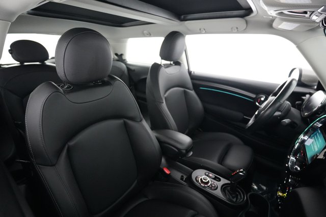 2024 MINI Cooper SE — photo 18 of 23