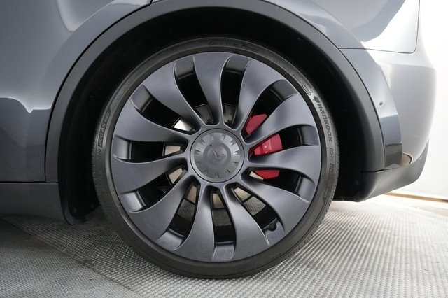 2025 Tesla Model Y — photo 16 of 21