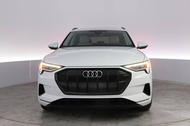 2022 Audi e-tron — photo 9 of 21