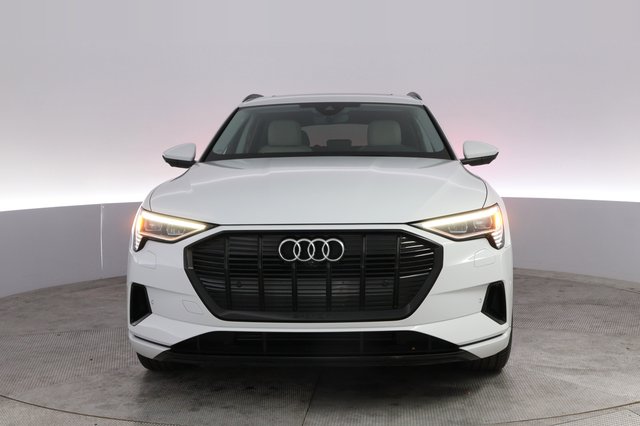 2022 Audi e-tron — photo 9 of 21