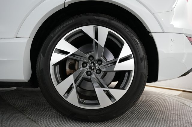 2022 Audi e-tron — photo 17 of 21