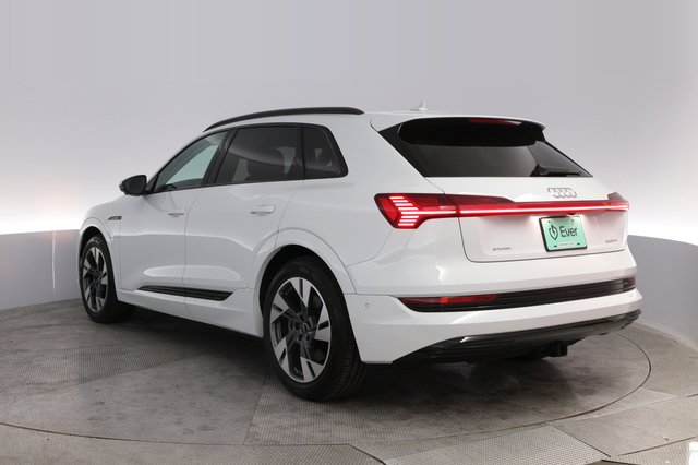2022 Audi e-tron — photo 13 of 21