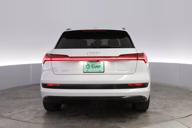 2022 Audi e-tron — photo 12 of 21