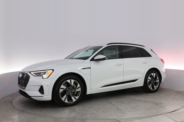 2022 Audi e-tron — photo 14 of 21