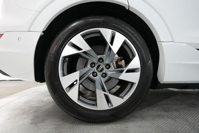 2022 Audi e-tron — photo 7 of 21