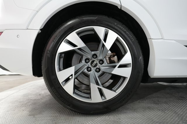 2022 Audi e-tron — photo 7 of 21