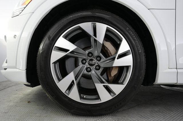 2022 Audi e-tron — photo 16 of 21