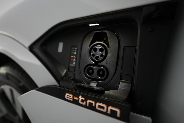 2022 Audi e-tron — photo 8 of 21