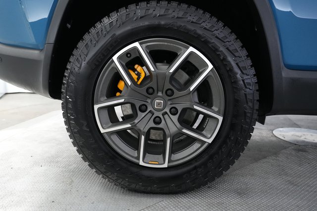 2025 Rivian R1S — photo 16 of 21