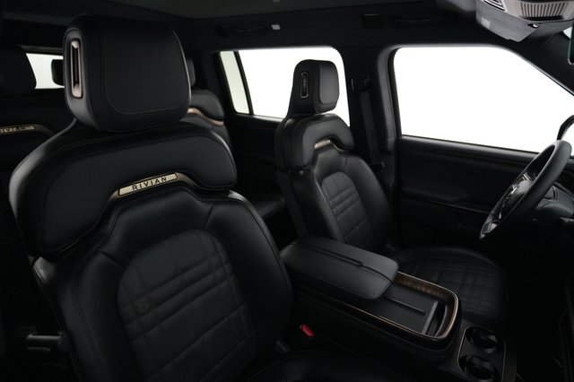 2025 Rivian R1S — photo 17 of 21