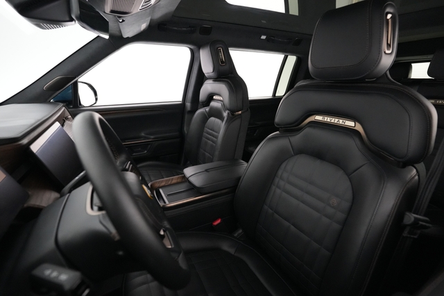 2025 Rivian R1S
