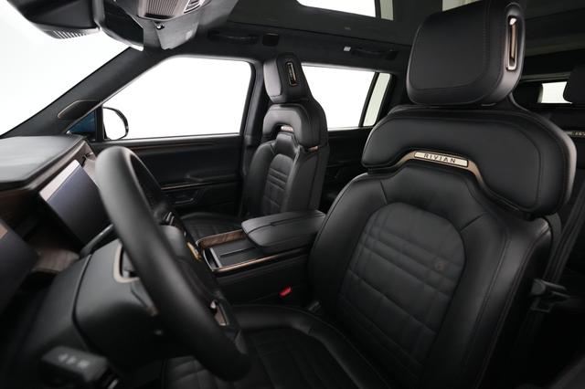 2025 Rivian R1S — photo 3 of 21