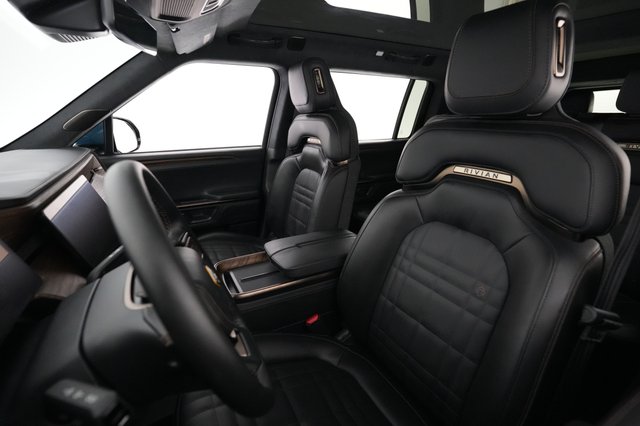 2025 Rivian R1S — photo 3 of 21