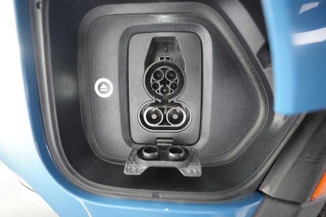 2025 Rivian R1S — photo 8 of 21