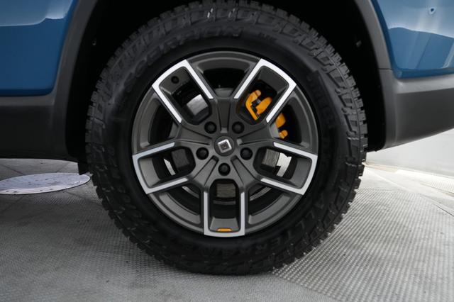 2025 Rivian R1S — photo 7 of 21