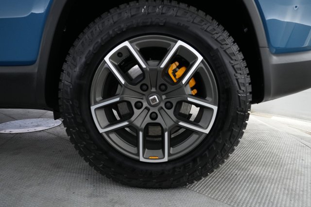 2025 Rivian R1S — photo 7 of 21