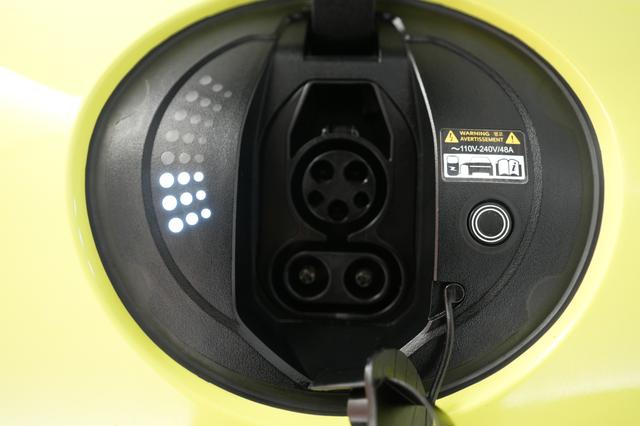 2023 Genesis GV60 — photo 8 of 21