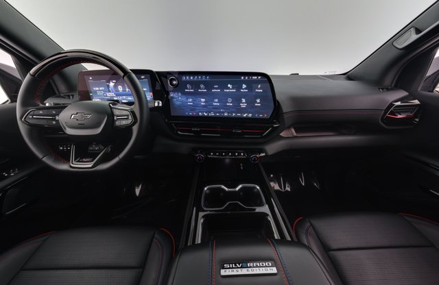 2024 Chevrolet Silverado EV — photo 15 of 18