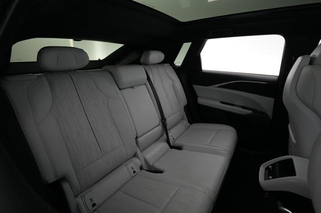 2024 Cadillac Lyriq — photo 4 of 21