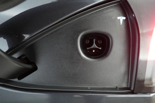 2024 Tesla Model S — photo 8 of 21