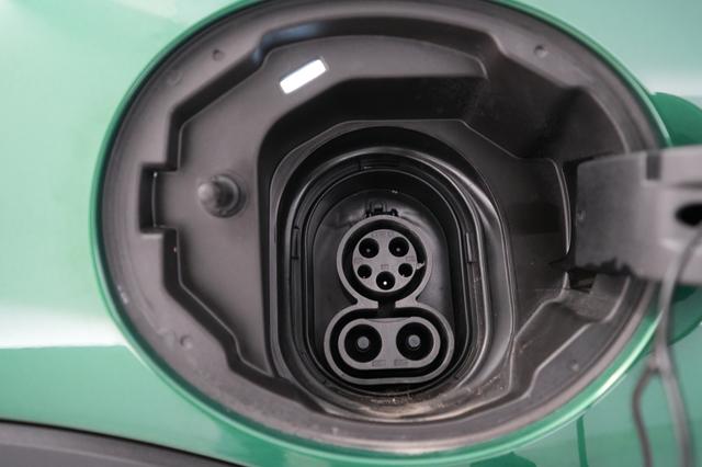 2024 MINI Cooper SE — photo 8 of 18