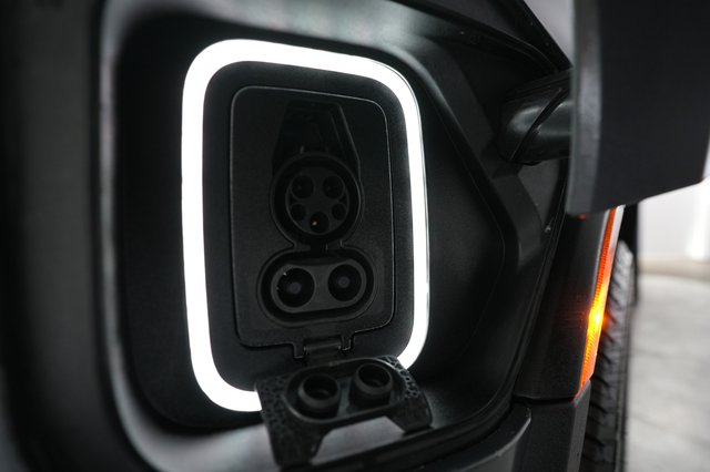 2024 Rivian R1S — photo 8 of 25