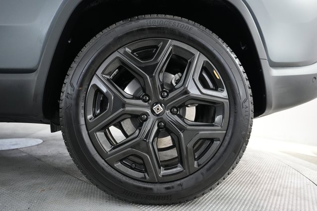 2024 Rivian R1S — photo 16 of 25