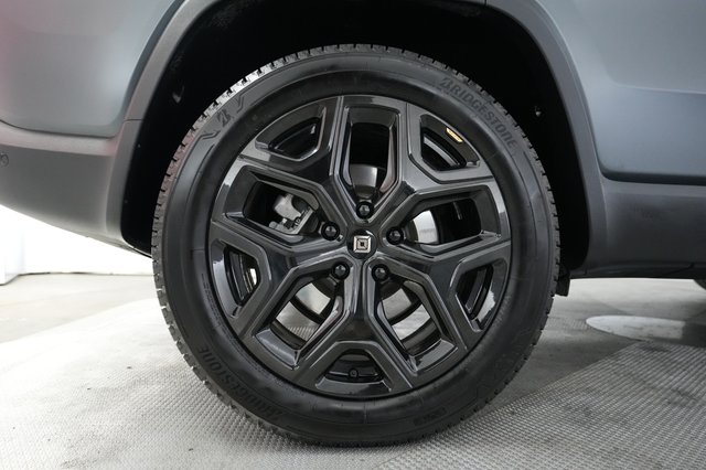2024 Rivian R1S — photo 7 of 25