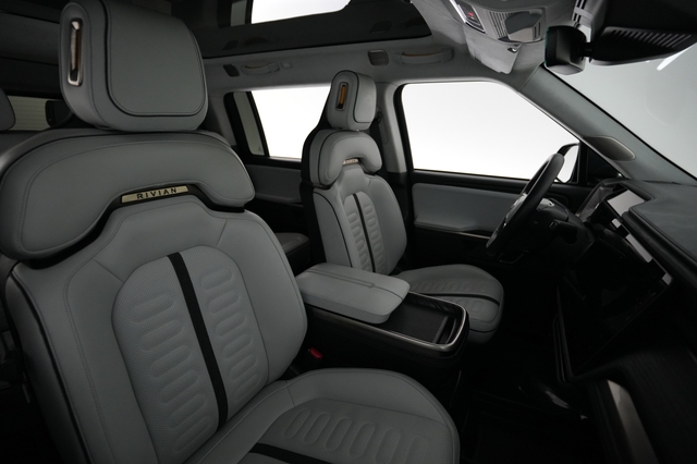 2024 Rivian R1S