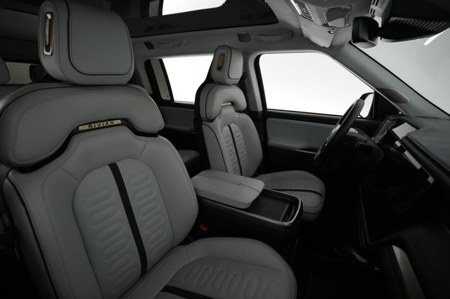 2024 Rivian R1S — photo 18 of 25