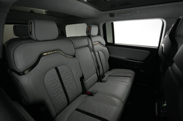 2024 Rivian R1S — photo 4 of 25