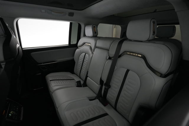 2024 Rivian R1S