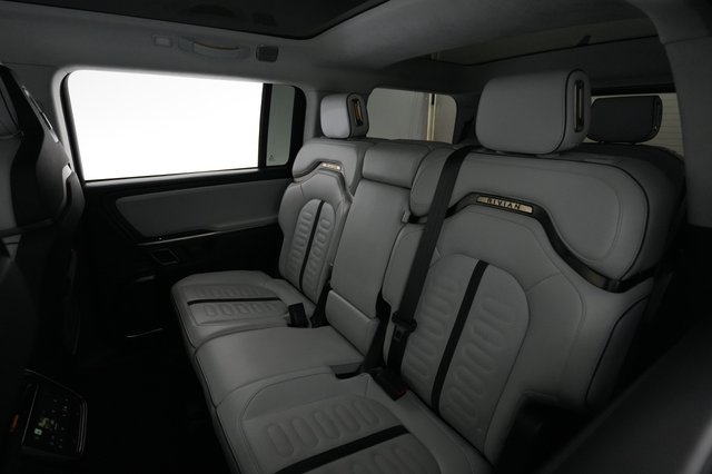 2024 Rivian R1S — photo 19 of 25