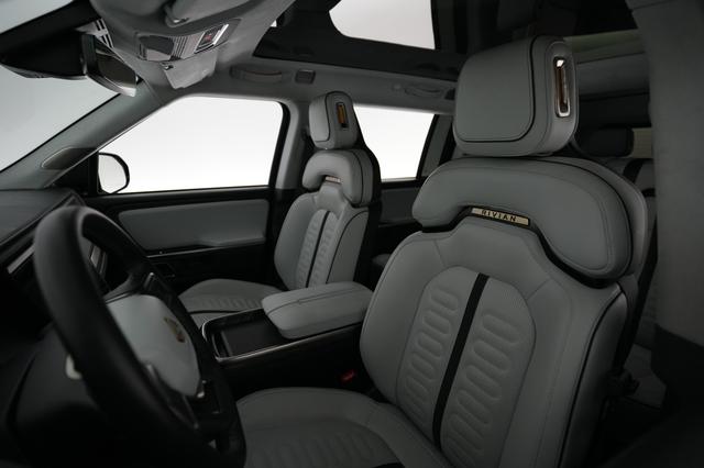 2024 Rivian R1S — photo 3 of 25