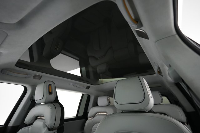 2024 Rivian R1S — photo 21 of 25