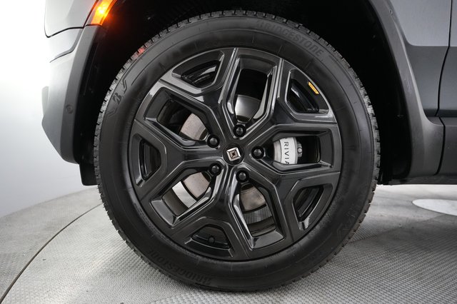 2024 Rivian R1S — photo 17 of 25