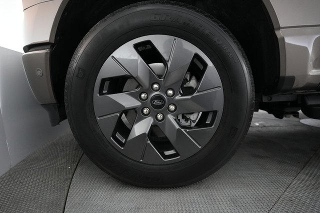 2023 Ford F-150 Lightning — photo 7 of 15