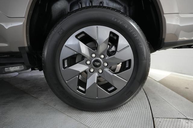 2023 Ford F-150 Lightning — photo 9 of 15
